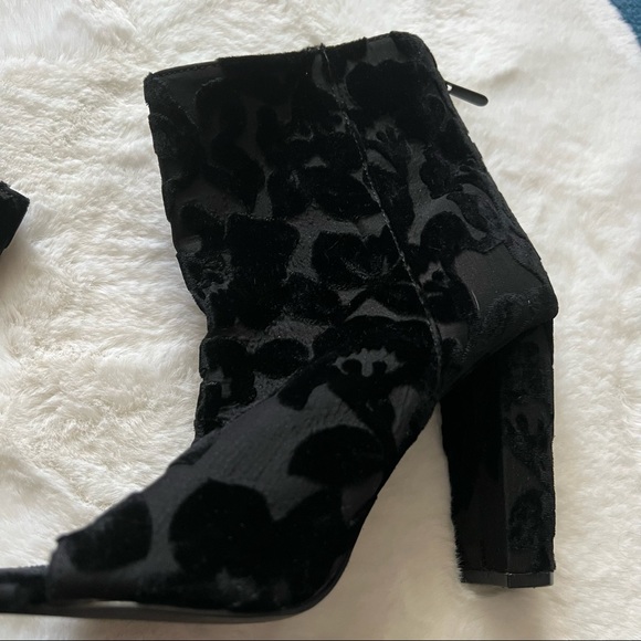 Torrid Black Velvet Floral OpenToe Bootie size 8W - Picture 2 of 11